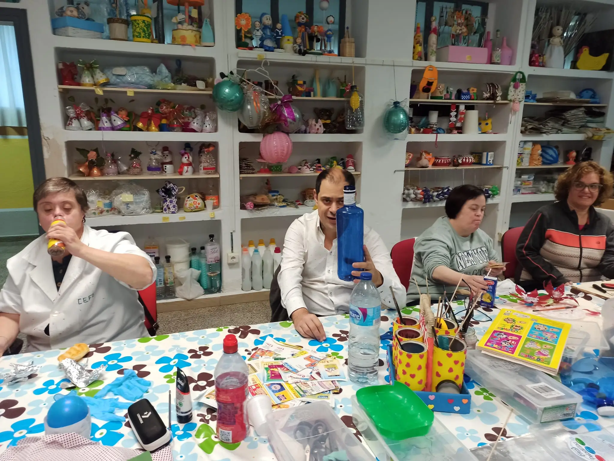 Imagen de Socios haciendo manualidades con objetos reciclados
