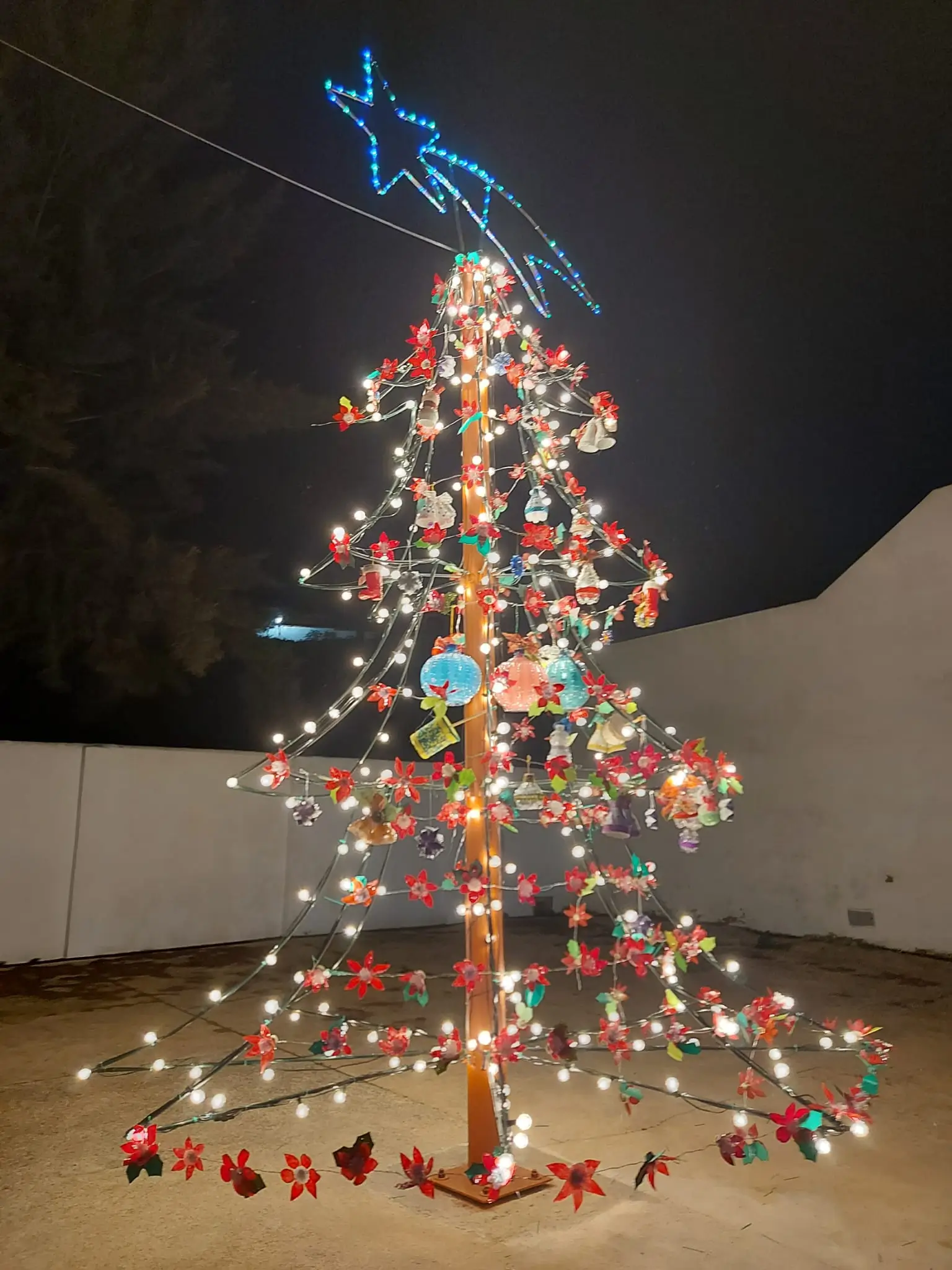 Imagen de Arbol de Navidad con manualidades recicladas y luces